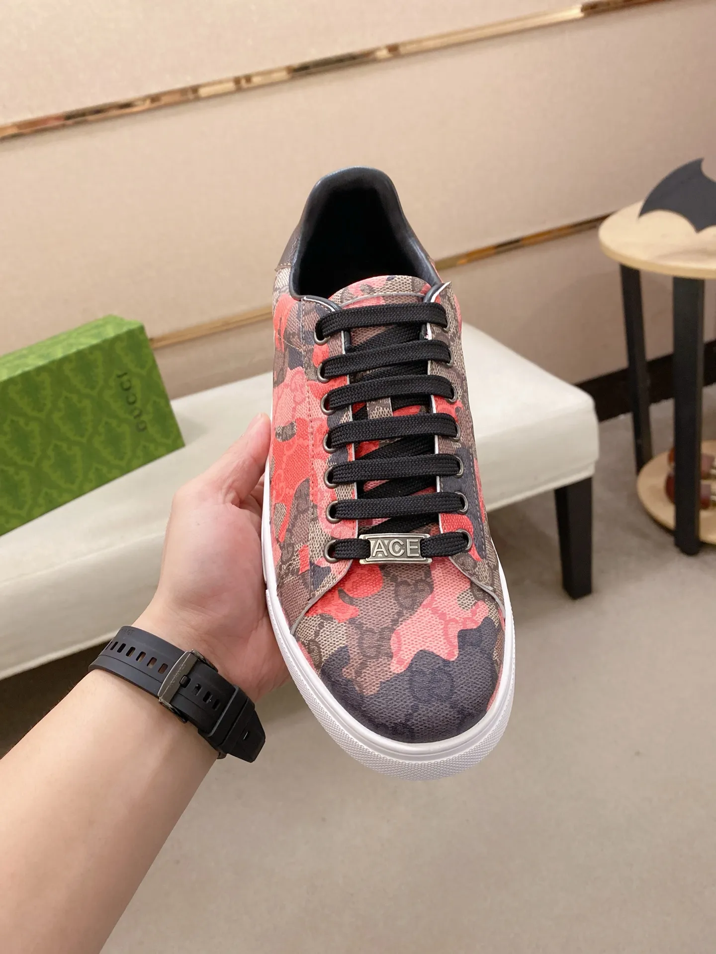 Ex-factory price 380💰【Gucci】Gucci men’s latest series of casual shoes! The official website is built 1:1. The upper is made of imported high-quality cowhide, and the lining is made of high-quality sheepskin, which is soft and comfortable. Picky selection of materials and exquisite workmanship give you the best enjoyment. Number of yards: 38-44 yards.